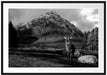 Einsames Rentier vor Berglandschaft, Monochrome Passepartout Rechteckig 100