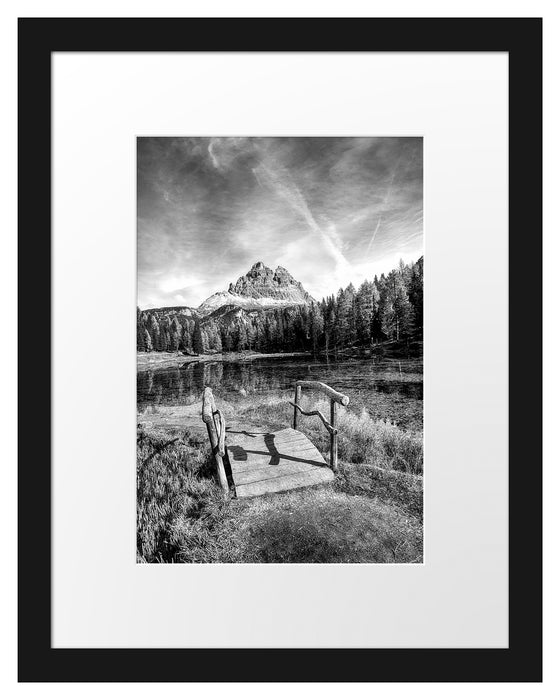Pixxprint Holzbrücke an Dolomiten See im Herbst, Monochrome, im Galerie-Passepartout Bilderrahmen