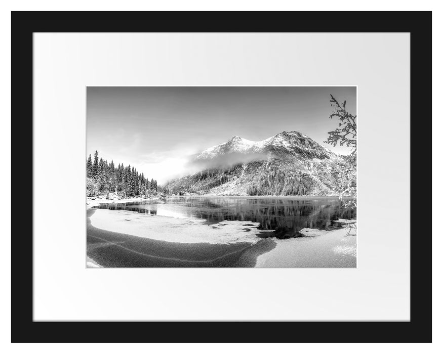 Pixxprint Winterlandschaft mit gefrorenem Bergsee, Monochrome, im Galerie-Passepartout Bilderrahmen