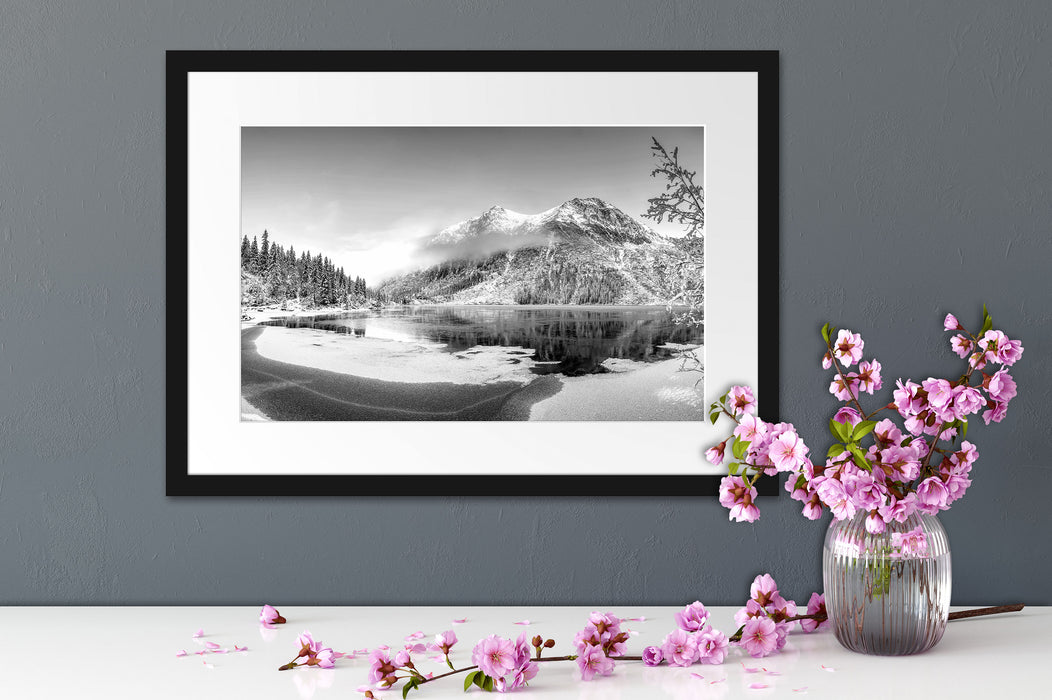 Winterlandschaft mit gefrorenem Bergsee, Monochrome Passepartout Detail Rechteckig