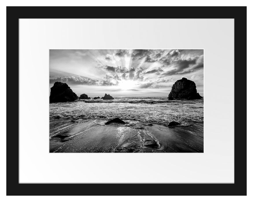 Pixxprint Sandstrand mit Felsen im Sonnenuntergang, Monochrome, im Galerie-Passepartout Bilderrahmen
