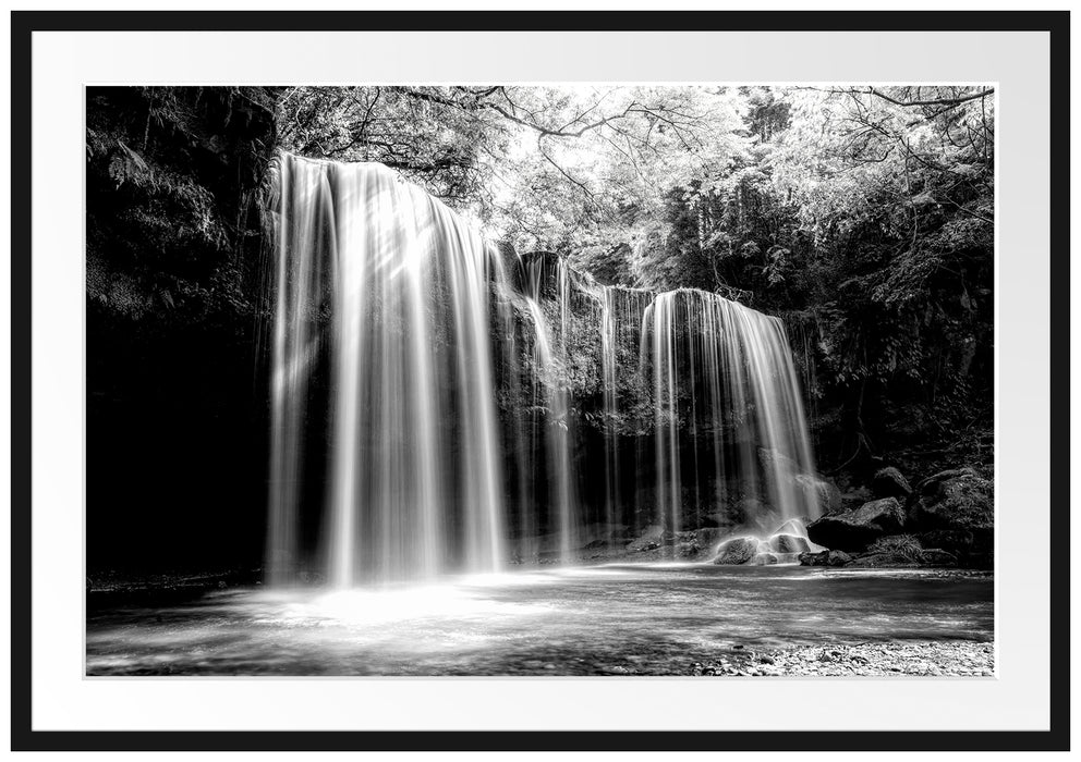 Tropischer Wasserfall im Wald, Monochrome Passepartout Rechteckig 100