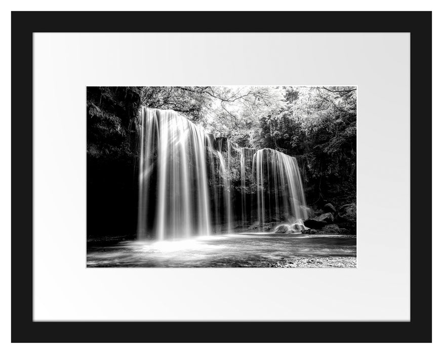 Pixxprint Tropischer Wasserfall im Wald, Monochrome, im Galerie-Passepartout Bilderrahmen