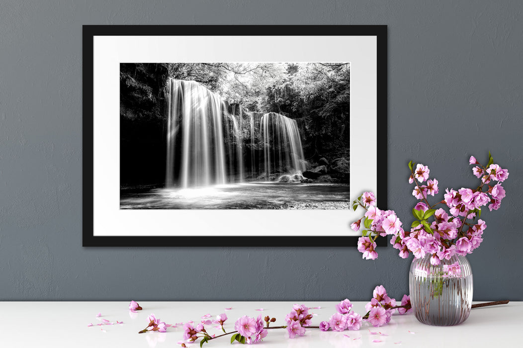 Tropischer Wasserfall im Wald, Monochrome Passepartout Detail Rechteckig