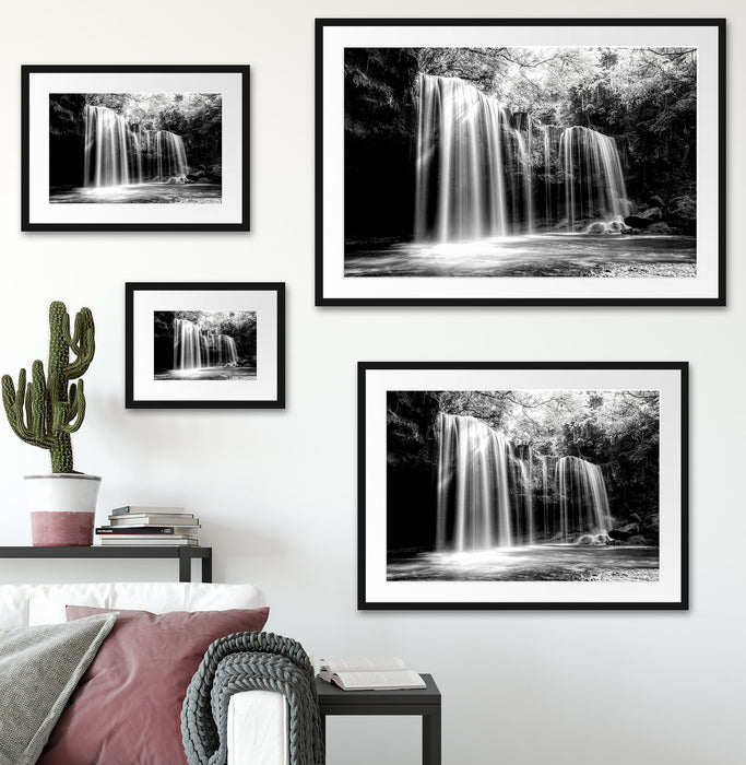 Tropischer Wasserfall im Wald, Monochrome Passepartout Wohnzimmer Rechteckig