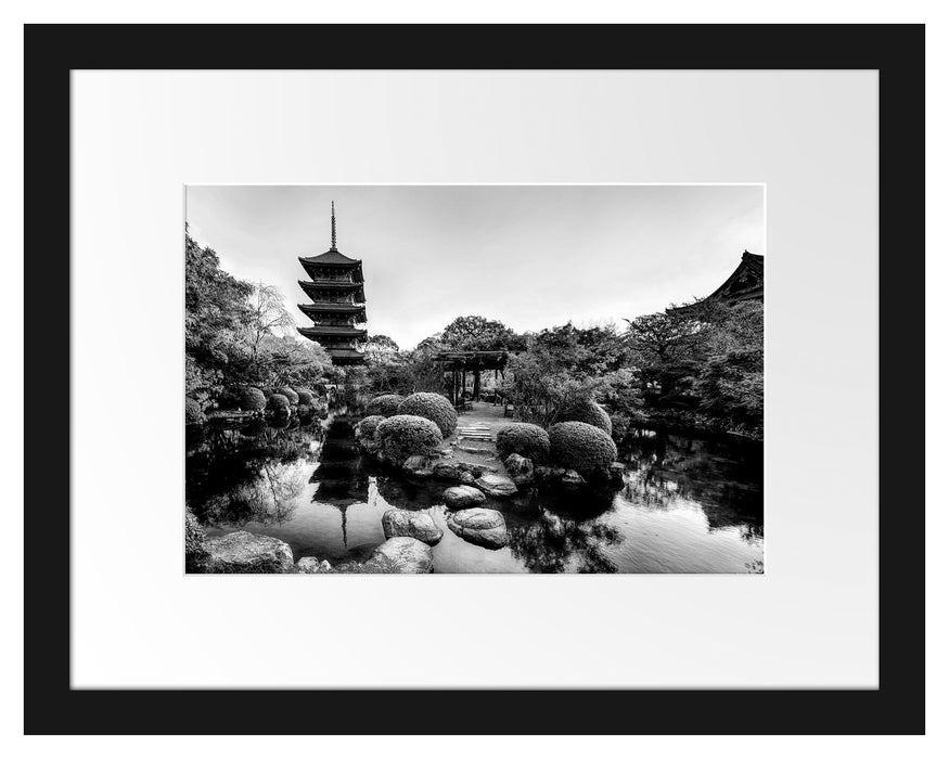 Pixxprint See im Herbst vor japanischem Tempel, Monochrome, im Galerie-Passepartout Bilderrahmen