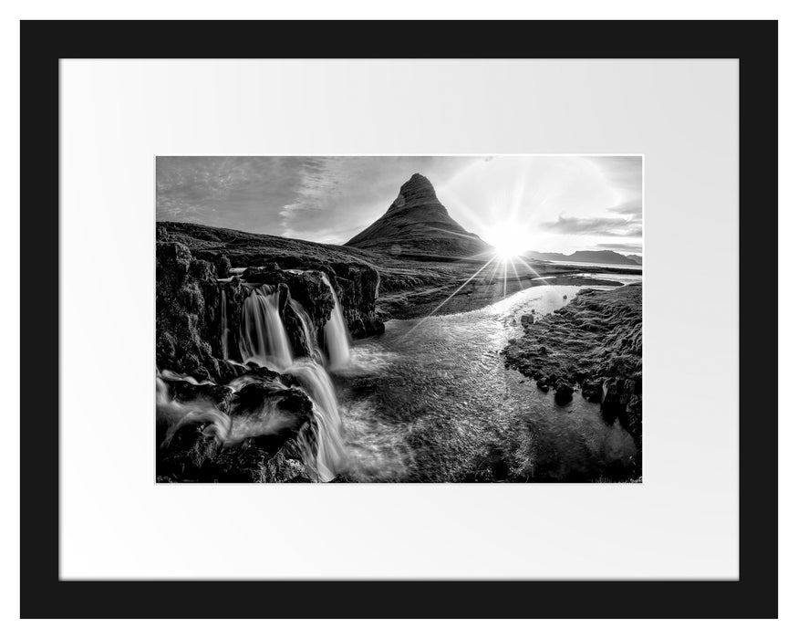 Pixxprint Wasserfall in Isalnd bei Sonnenuntergang, Monochrome, im Galerie-Passepartout Bilderrahmen