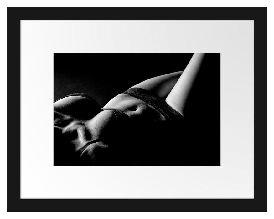 Pixxprint Frauenkörper in sexy roter Unterwäsche, Monochrome, im Galerie-Passepartout Bilderrahmen