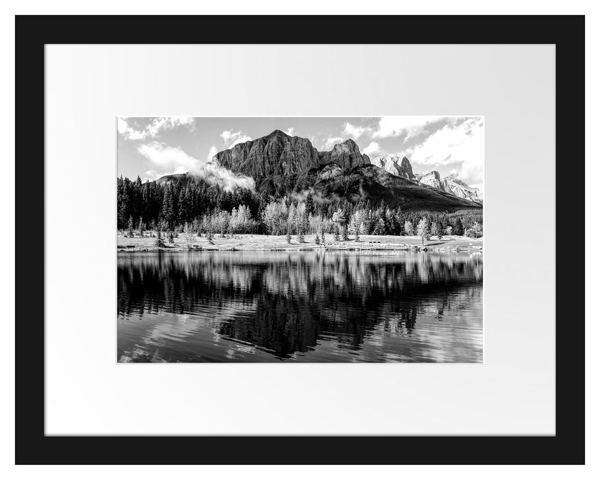 Pixxprint Kanadischer Herbstwald und Berge am See, Monochrome, im Galerie-Passepartout Bilderrahmen