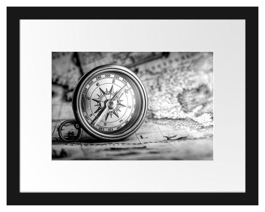 Pixxprint Alter Kompass auf Weltkarte, Monochrome, im Galerie-Passepartout Bilderrahmen