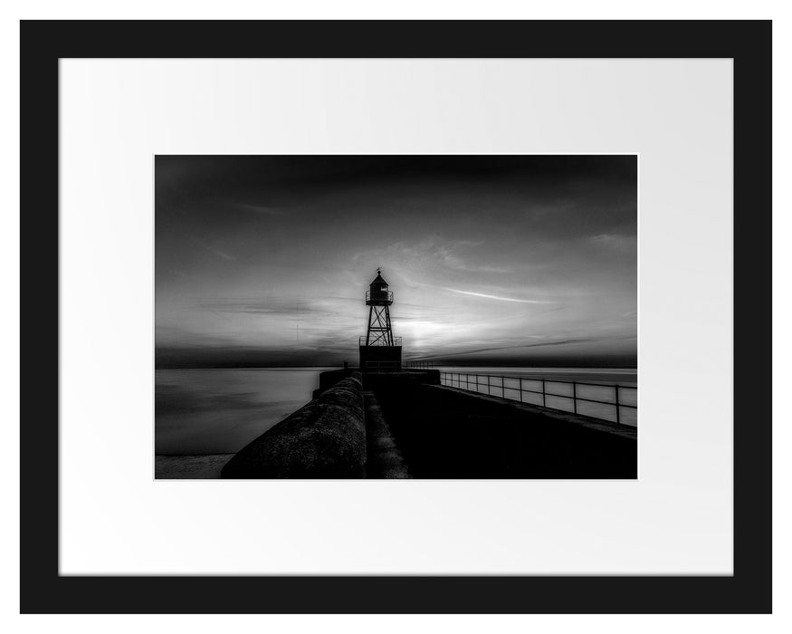 Pixxprint Leuchtturm am Steg bei Sonnenuntergang, Monochrome, im Galerie-Passepartout Bilderrahmen