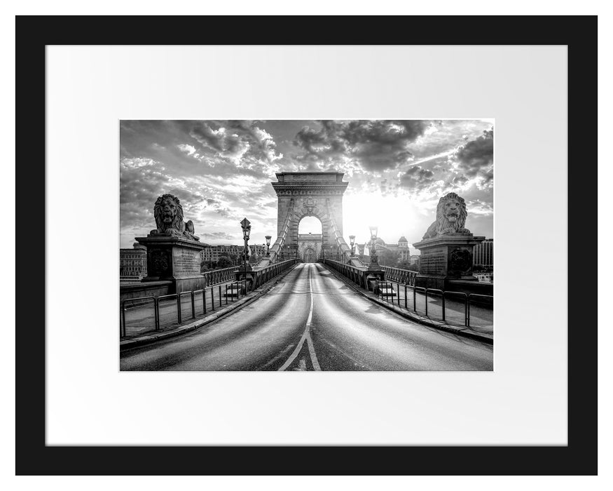 Pixxprint Brücke in Budapest bei Sonnenuntergang, Monochrome, im Galerie-Passepartout Bilderrahmen