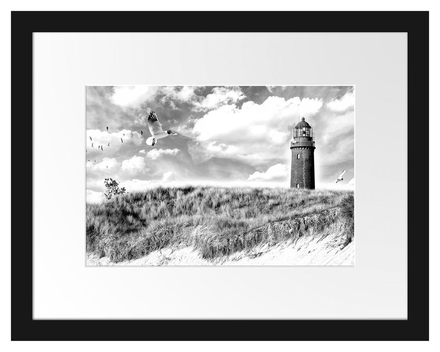 Pixxprint Möwen fliegen am Meer vor Leuchtturm, Monochrome, im Galerie-Passepartout Bilderrahmen