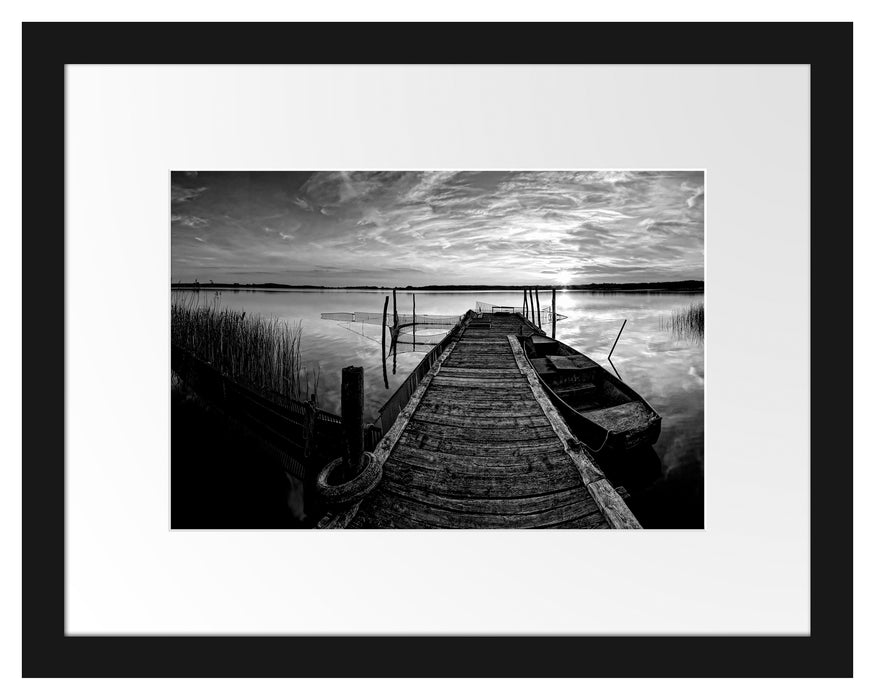 Pixxprint Weitwinkel Holzsteg im Sonnenuntergang, Monochrome, im Galerie-Passepartout Bilderrahmen