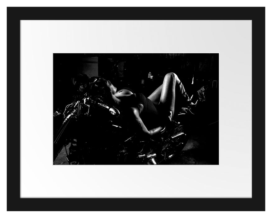 Pixxprint Sexy Frau räkelt sich auf Motorrad, Monochrome, im Galerie-Passepartout Bilderrahmen