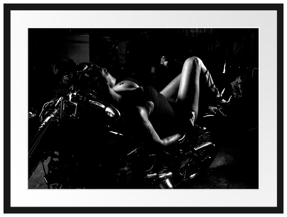 Sexy Frau räkelt sich auf Motorrad, Monochrome Passepartout Rechteckig 80