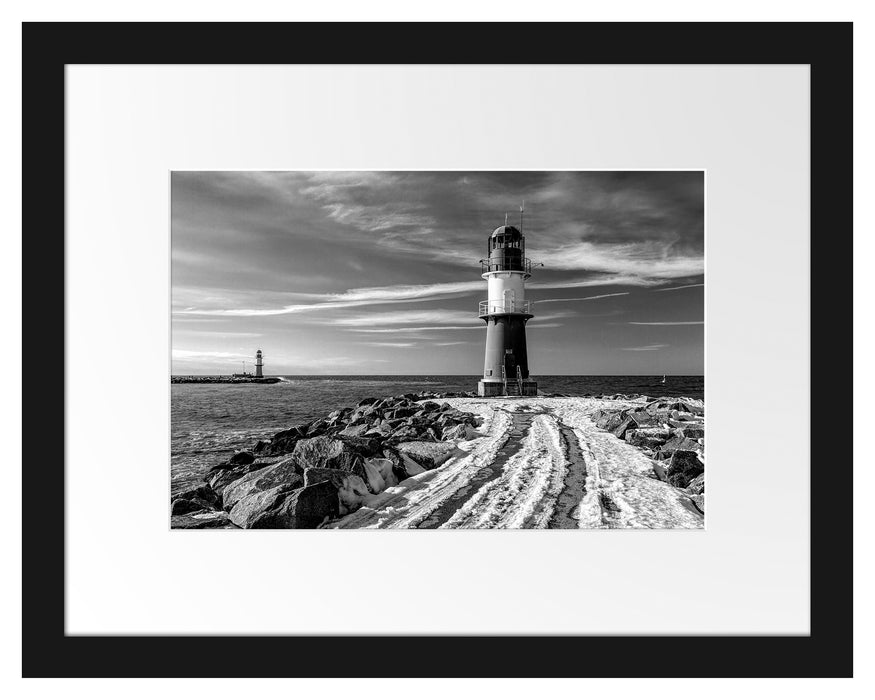 Pixxprint Molentürme in Warnemünde im Winter, Monochrome, im Galerie-Passepartout Bilderrahmen
