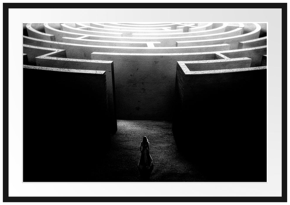 Frau vor großem Labyrinth, Monochrome Passepartout Rechteckig 100