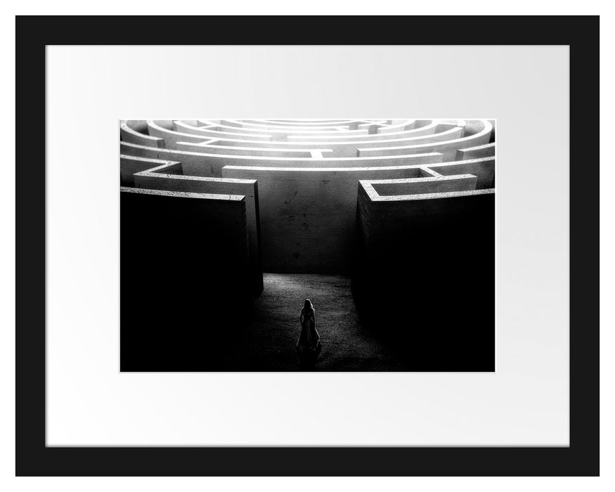 Pixxprint Frau vor großem Labyrinth, Monochrome, im Galerie-Passepartout Bilderrahmen