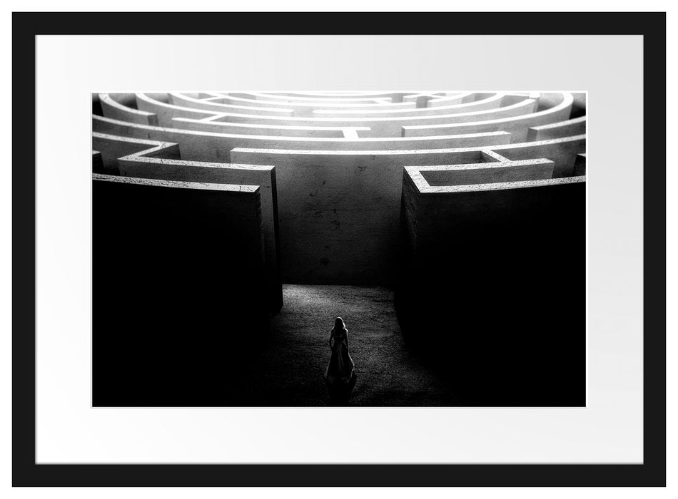 Frau vor großem Labyrinth, Monochrome Passepartout Rechteckig 40