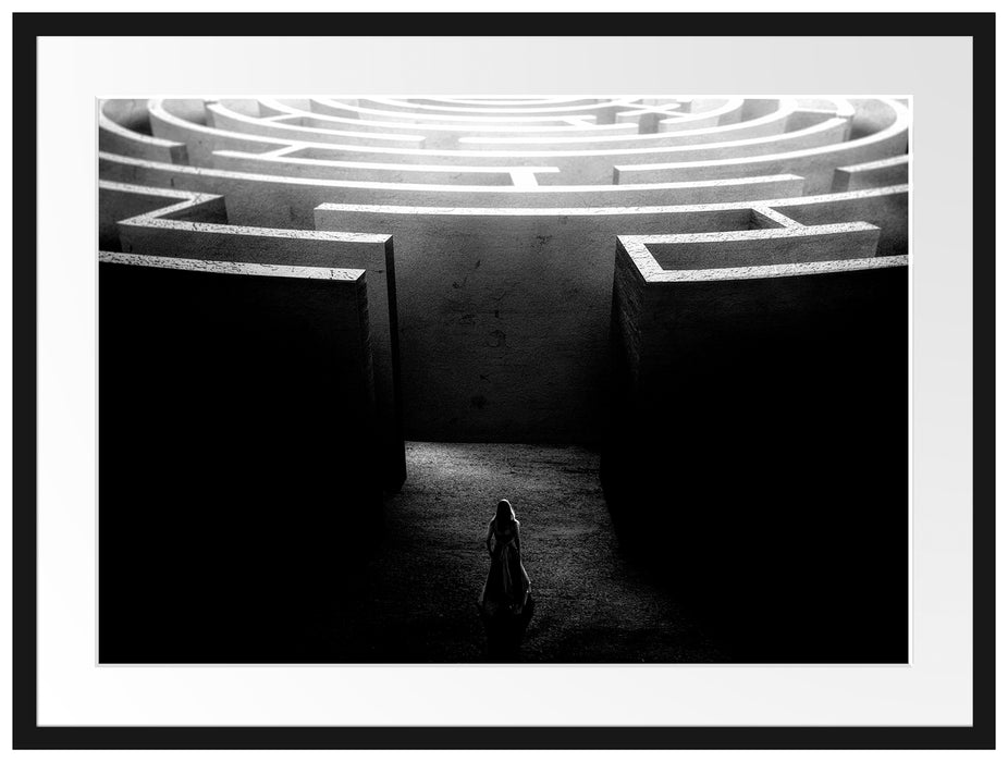 Frau vor großem Labyrinth, Monochrome Passepartout Rechteckig 80