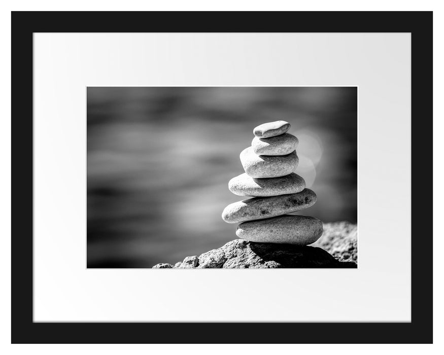 Pixxprint Steinpyramide am Strand, Monochrome, im Galerie-Passepartout Bilderrahmen