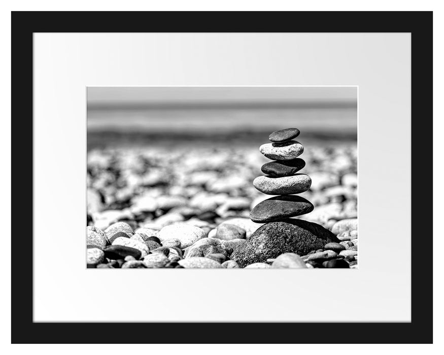 Pixxprint Steinpyramide am Kiesstrand, Monochrome, im Galerie-Passepartout Bilderrahmen