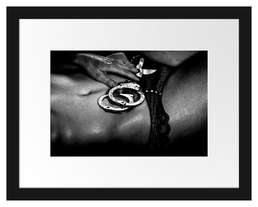Pixxprint Sexy Frau Nahaufnahme Handschellen, Monochrome, im Galerie-Passepartout Bilderrahmen