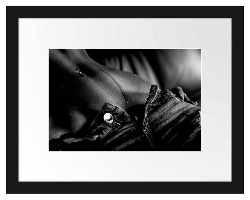 Pixxprint Schweißperle auf Frauenbauch, Monochrome, im Galerie-Passepartout Bilderrahmen