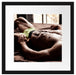 Muskulöser Mann im Bett Passepartout Quadratisch 40x40
