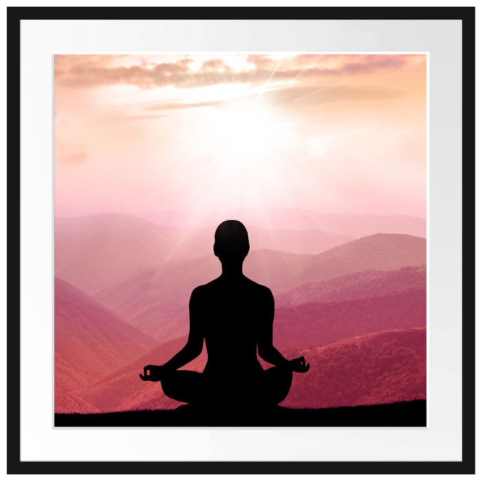 Meditierender Mensch in den Bergen Passepartout Quadratisch 70x70