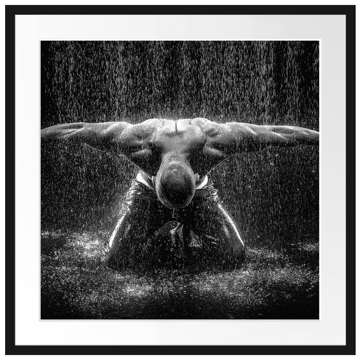 Bodybuilder im Regen Kunst B&W Passepartout Quadratisch 70x70