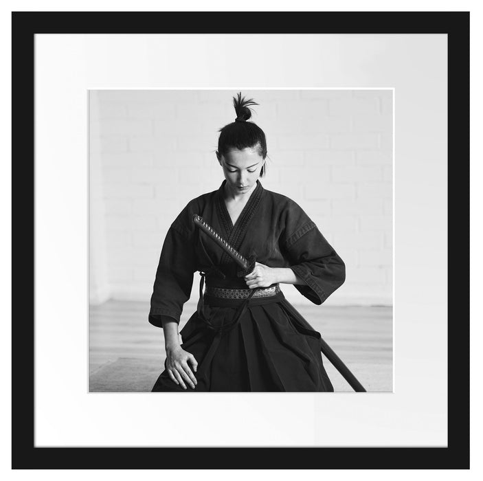 stolze Samurai-Kriegerin Kunst B&W Passepartout Quadratisch 40x40