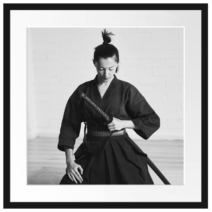 stolze Samurai-Kriegerin Kunst B&W Passepartout Quadratisch 55x55