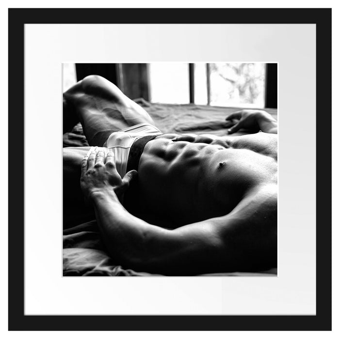 Muskulöser Mann im Bett Kunst B&W Passepartout Quadratisch 40x40