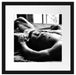 Muskulöser Mann im Bett Kunst B&W Passepartout Quadratisch 40x40