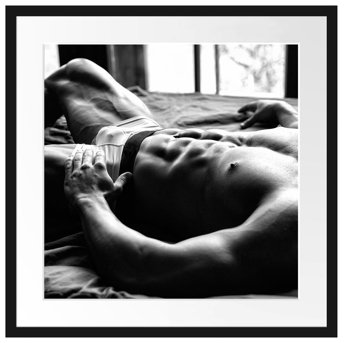 Muskulöser Mann im Bett Kunst B&W Passepartout Quadratisch 55x55