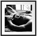 Muskulöser Mann im Bett Kunst B&W Passepartout Quadratisch 55x55