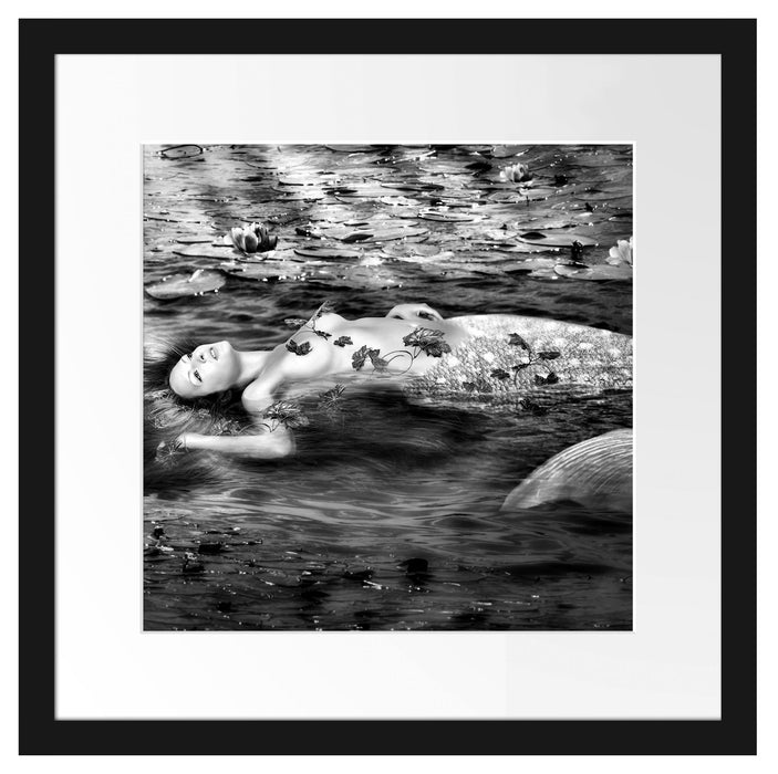 Meerjungfrau im Wasser liegend Passepartout Quadratisch 40x40