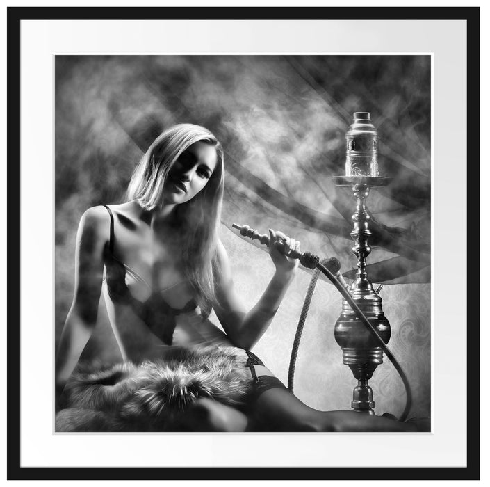 Frau mit Shisha im Nebel Passepartout Quadratisch 70x70