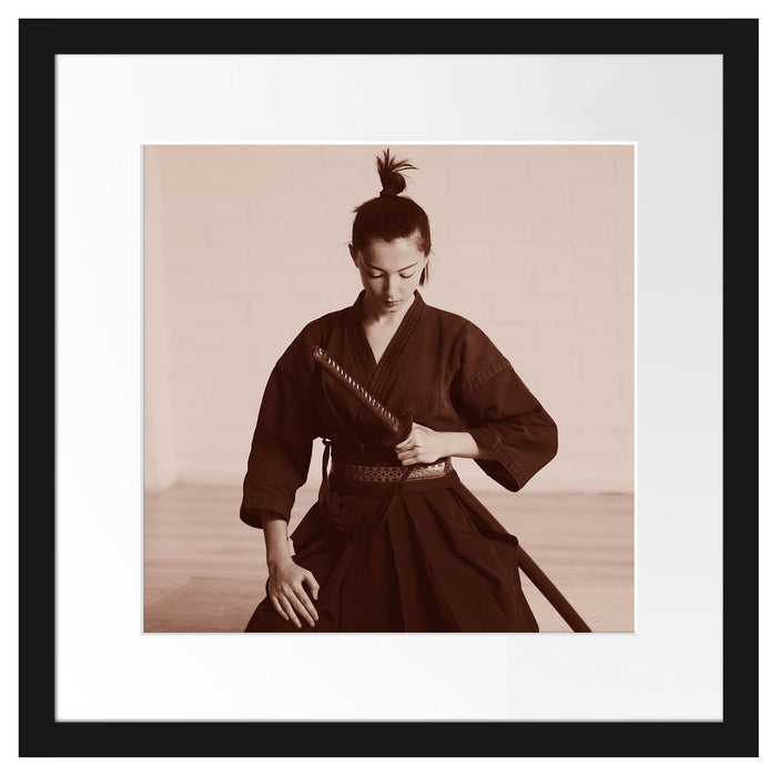 stolze Samurai-Kriegerin Passepartout Quadratisch 40x40
