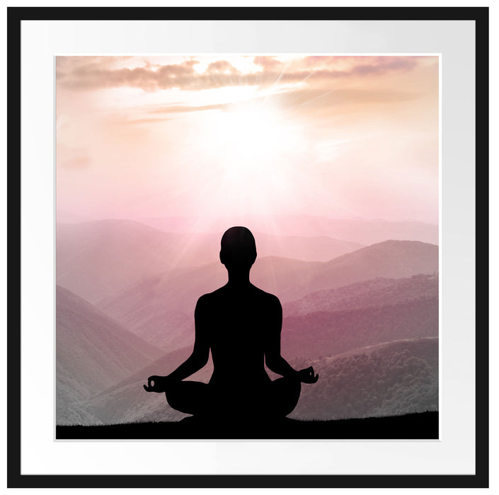 Meditierender Mensch in den Bergen Passepartout Quadratisch 70x70