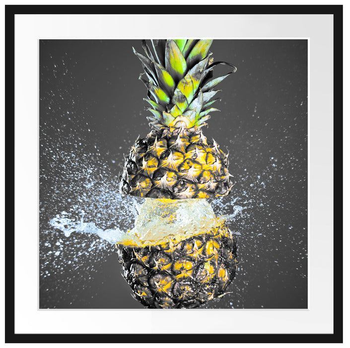 Ananas mit Wasser bespritzt Passepartout Quadratisch 70x70