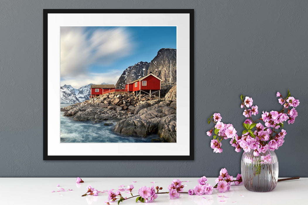 Einsames rotes Haus am Meer in Norwegen Passepartout Detail Quadratisch