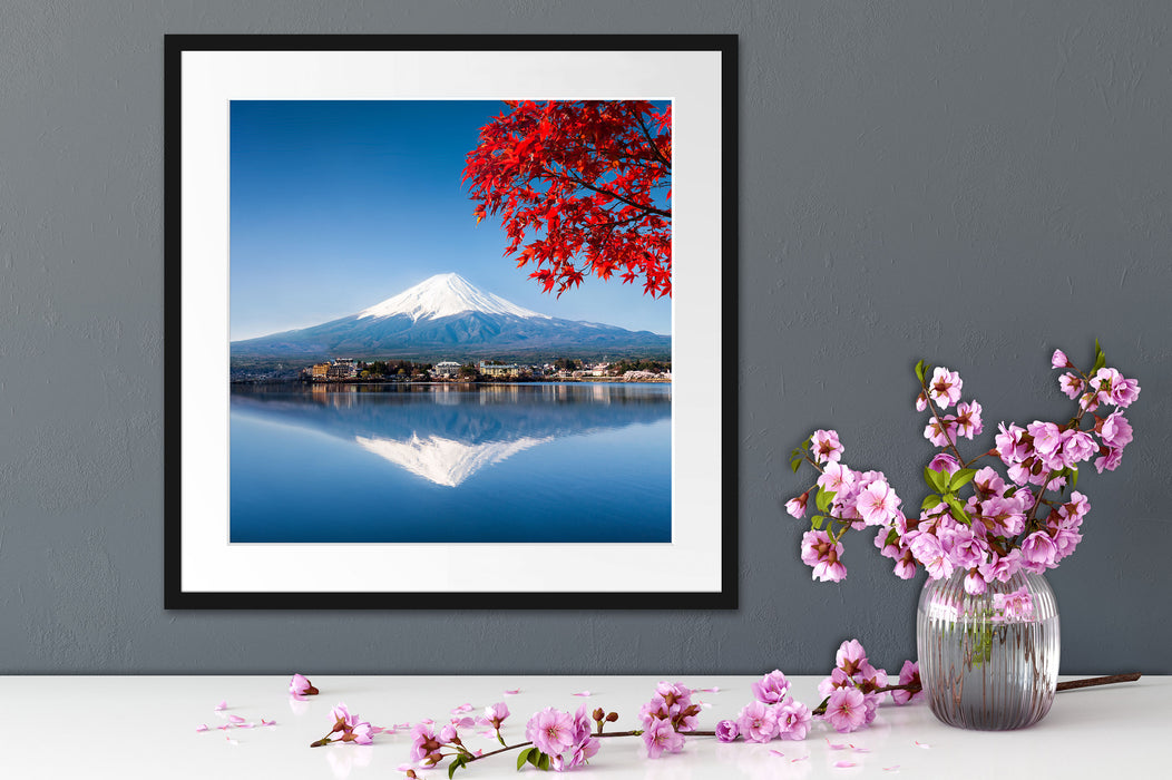 Berg Fujiyama mit herbstlich rotem Baum Passepartout Detail Quadratisch