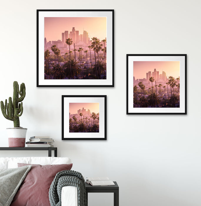 Palmen vor Skyline von Los Angeles Passepartout Wohnzimmer Quadratisch