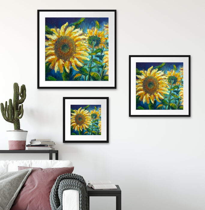 Sonnenblumen vor blauem Hintergrund Passepartout Wohnzimmer Quadratisch