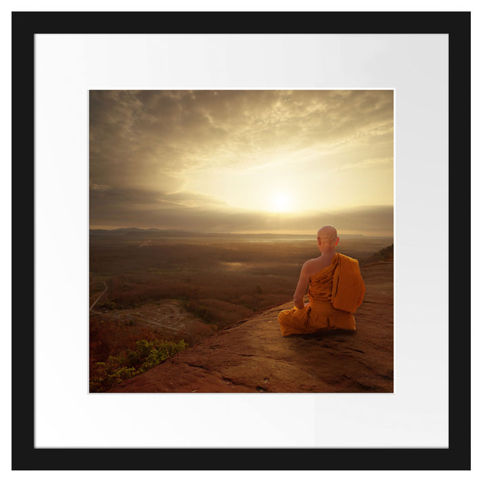 Mönch meditiert auf Felsvorsprung Passepartout Quadratisch 40