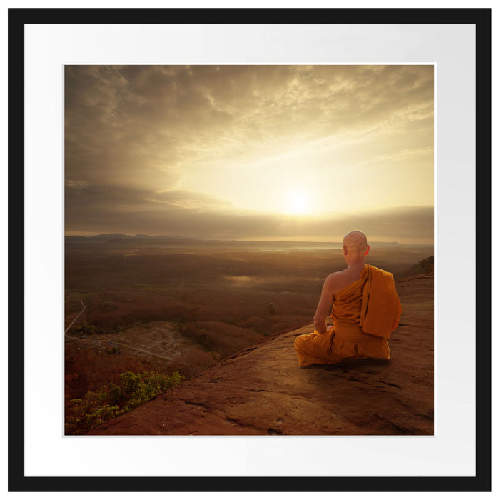 Mönch meditiert auf Felsvorsprung Passepartout Quadratisch 55