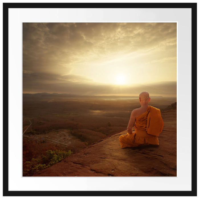 Mönch meditiert auf Felsvorsprung Passepartout Quadratisch 70